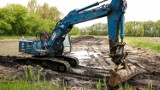 Trwa czyszczenie stawów na Borkach w Radomiu. Miasto chce zapewnić dopływ czystej wody do zbiornika