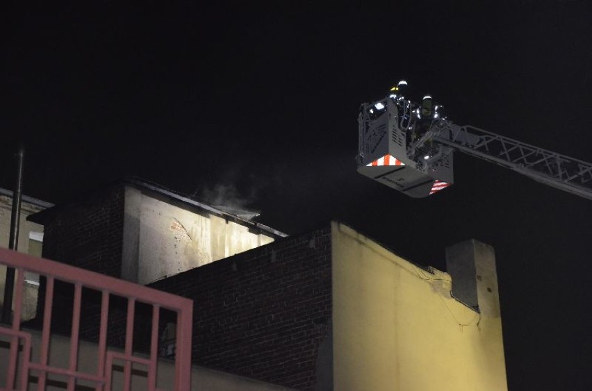 Pabianice. Pożar w szkole tańca w centrum Pabianic. Dzieci uciekały z budynku. Pracowita doba strażaków ZDJĘCIA