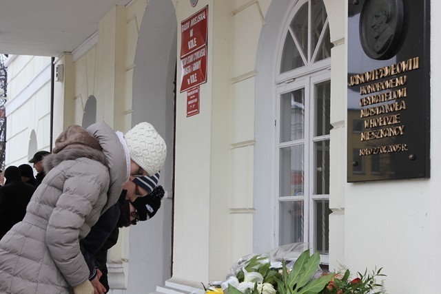 M.in. uczniowie kolskich szkół złożyli wiązanki kwiatów pod tablicą upamiętniającą Ojca Świętego