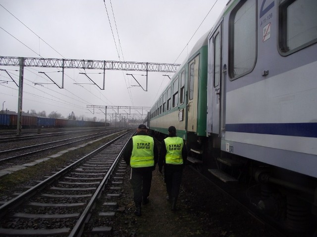 Pracownicy SOK w Krzyżu Wlkp. uratowali przed śmiercią pod pociągiem dwie osoby