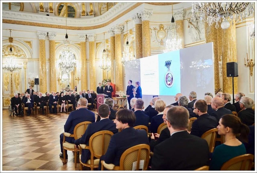 Nowy Sącz. Firma FAKRO otrzymała medal od premiera