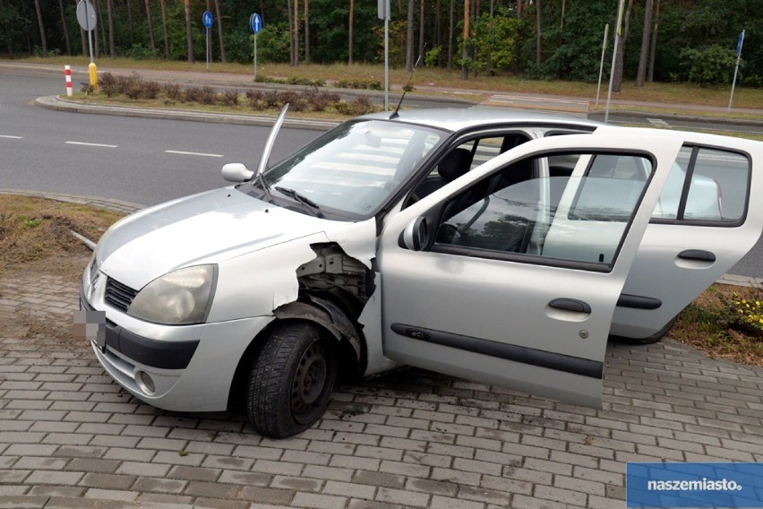 Radiowóz uderzył w znak drogowy i krawężnik na ulicy Toruńskiej we Włocławku. Dwóch policjantów trafiło do szpitala [zdjęcia]