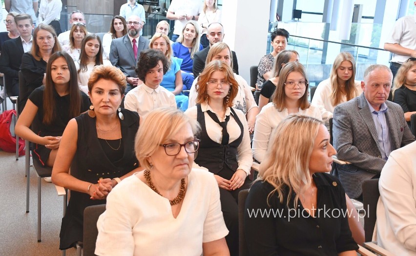 Prezydent Piotrkowa nagrodził 76 najlepszych uczniów oraz absolwentów szkół ZDJĘCIA