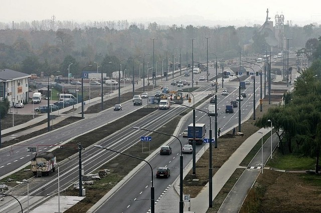 Po przebudowie ul. Bardzka zamieniła się w wygodną arterię - ma teraz cztery pasy, szerokie zjazdy i zatoczki