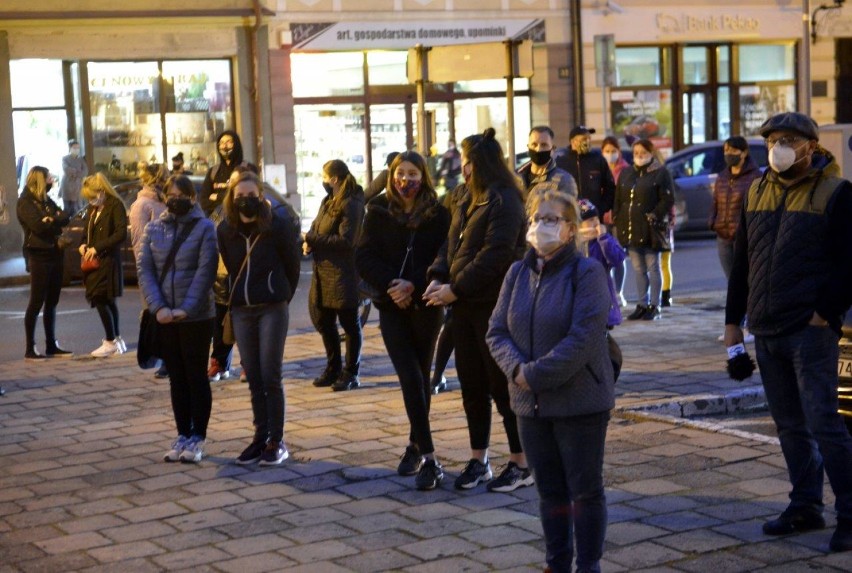 KOŚCIAN. Strajk kobiet drugi raz przeszedł ulicami Kościana. Grupa osób modliła się przed drzwiami fary [ZDJĘCIA]