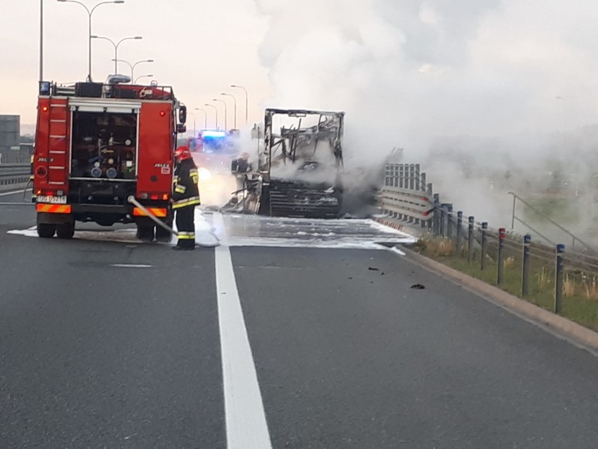 Ciężarówka przewożąca konie spłonęła na autostradzie A1 w Nowych Marzach [zdjęcia]