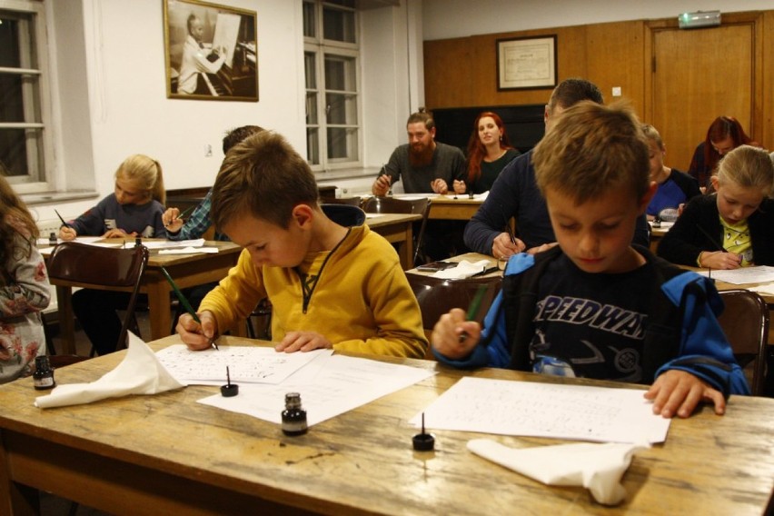 Magiczna Noc Bibliotek w Lesznie. Każdy, choć przez chwilę, mógł być bohaterem jednej z książek [ZDJĘCIA]