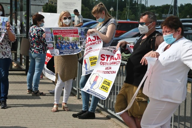 Protest pielęgniarek przed USK przy ulicy Borowskiej we Wrocławiu.