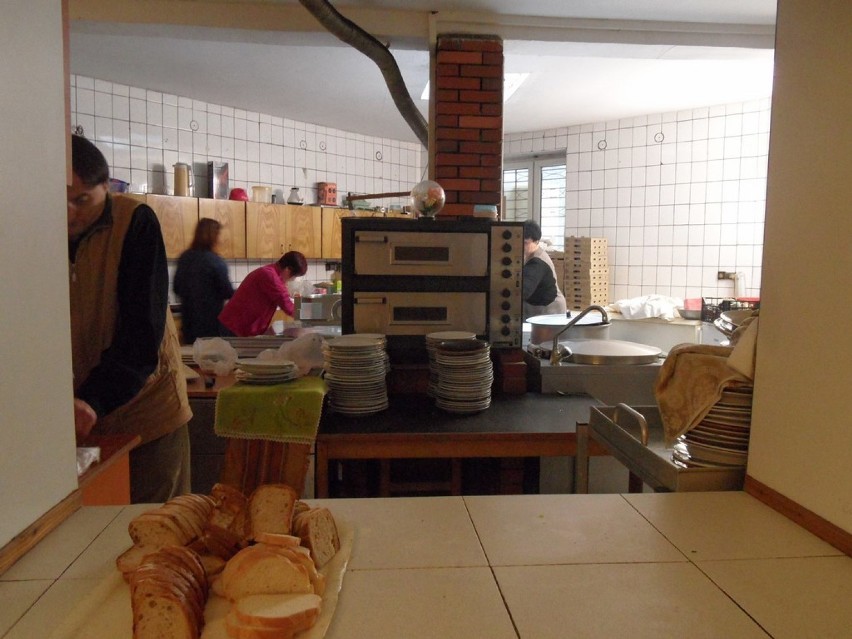 Śniadanie wielkanocne dla bezdomnych w Katowicach