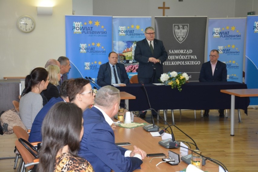 W Starostwie Powiatowym w Pleszewie podpisano umowy na dofinansowanie dróg dojazdowych do pól