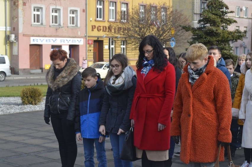 Góra. Obchody 75 rocznicy powrotu ziemi górowskiej do macierzy. Hołd pod pomnikiem i uroczysta sesja [ZDJĘCIA]