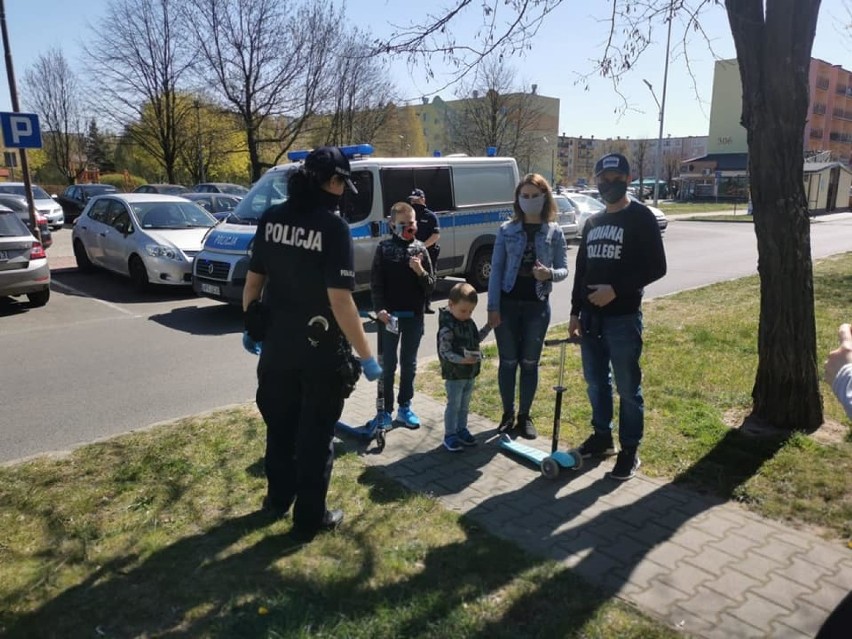 Policjanci rozdawali maseczki na terenie powiatu...