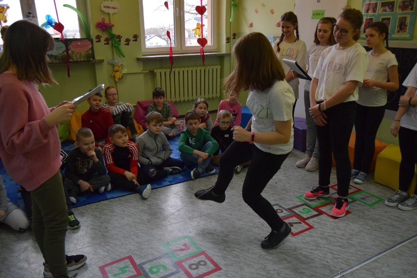 Młodzi w akcji, czyli uczniowie z SP Chojne wiedzą, jak dobrze bawić się na przerwach[FOTO]