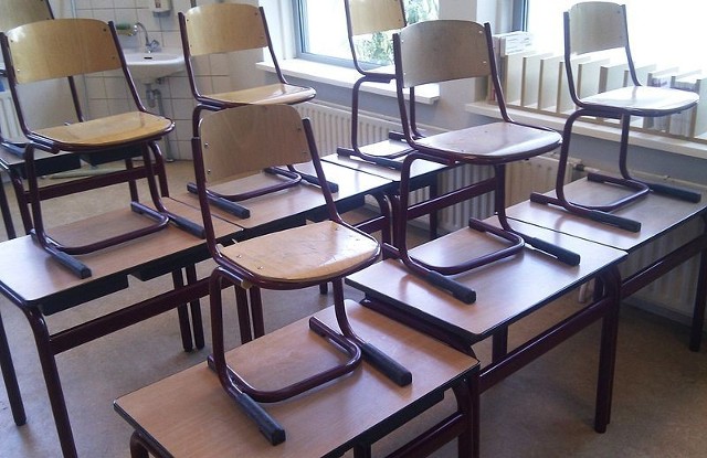 Źródło: http://commons.wikimedia.org/wiki/File:Empty_classroom.jpg