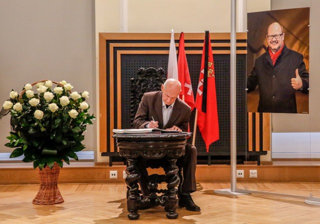 Mieszkańcy wpisują się do księgi kondolencyjnej poświęconej prezydentowi Pawłowi Adamowiczowi