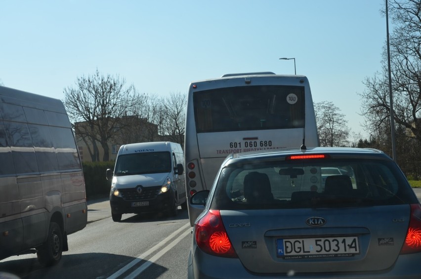 Na ul. Sikorskiego w Głogowie wymieniają nawierzchnię