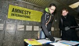 Protest Amnesty International na Placu Zamkowym