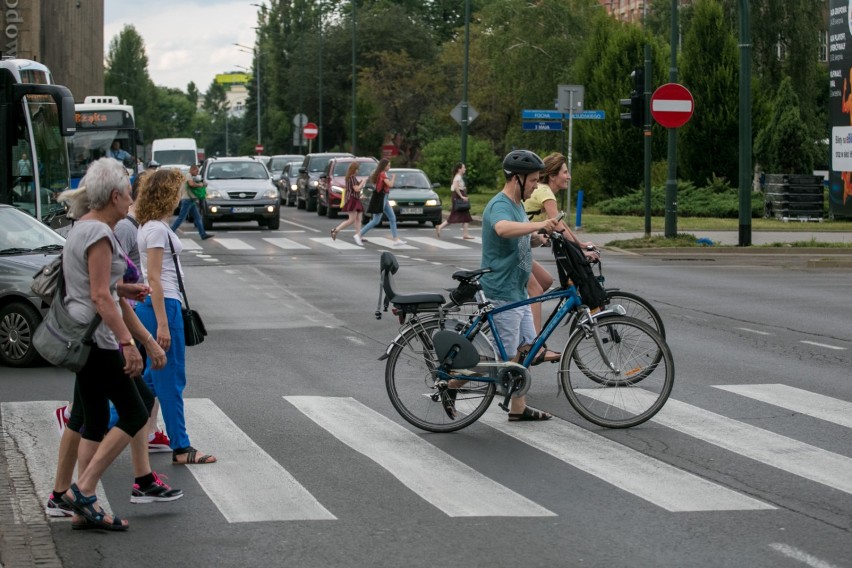 Zajeżdżanie drogi
Kierowca szeryf. To taki, któremu się...