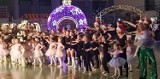 Świąteczna Show Parada Międzychód 2022, czyli świąteczny przemarsz orkiestr i mażoretek przez miasto zakończony koncertami w hali sportowej