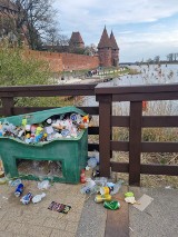 Majówka 2022 w Malborku. Góra śmieci z widokiem na zamek. "To odstrasza i przygnębia", pisze do nas internautka z Gdańska
