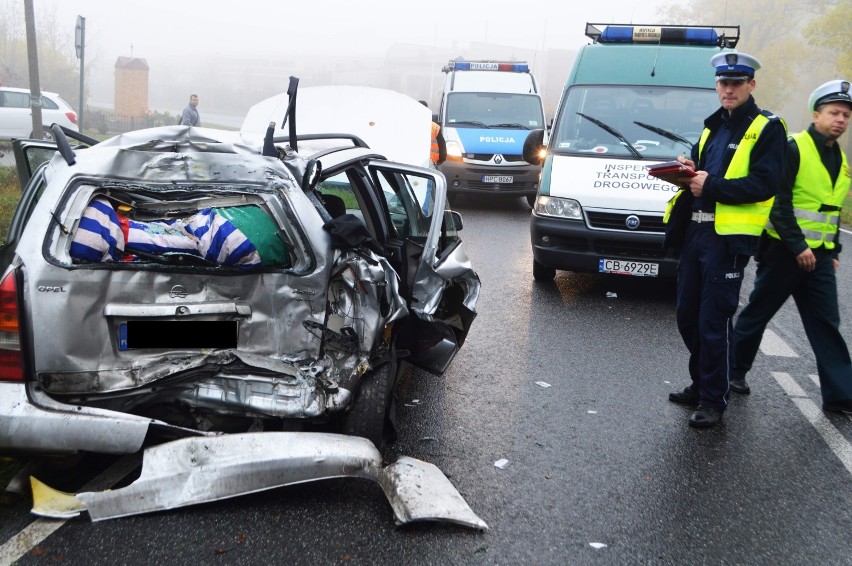 Wypadek w Brześciu Kujawskim. Opel wpadł pod tira [wideo]