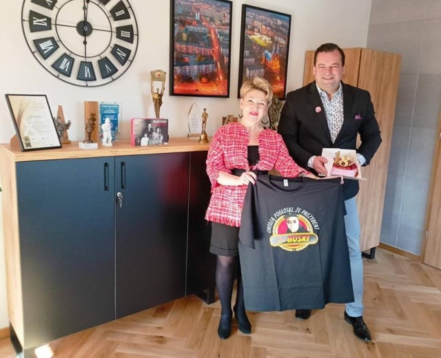 Pierwszym urodzinowym prezentem dla prezydenta Skarżyska - Kamiennej Konrada Kroniga była koszulka z napisem "chodzą pogłoski że prezydent jest boski". Więcej na kolejnych zdjęciach
