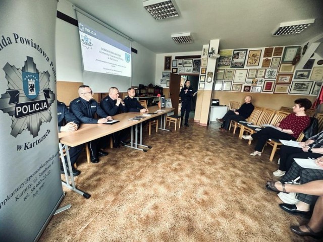 Kartuscy policjanci przeprowadzili w Sierakowicach debatę ewaluacyjną na temat "Świadomy Senior- Bezpieczny Senior".