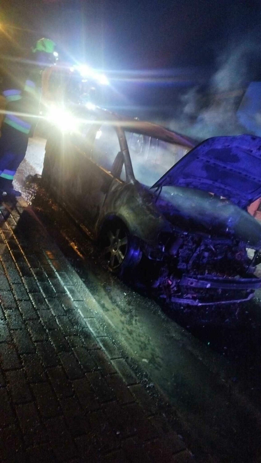 W Lesznie spalił się samochód. Strażacy: Przyczyną był prawdopodobnie samozapłon [ZDJĘCIA]