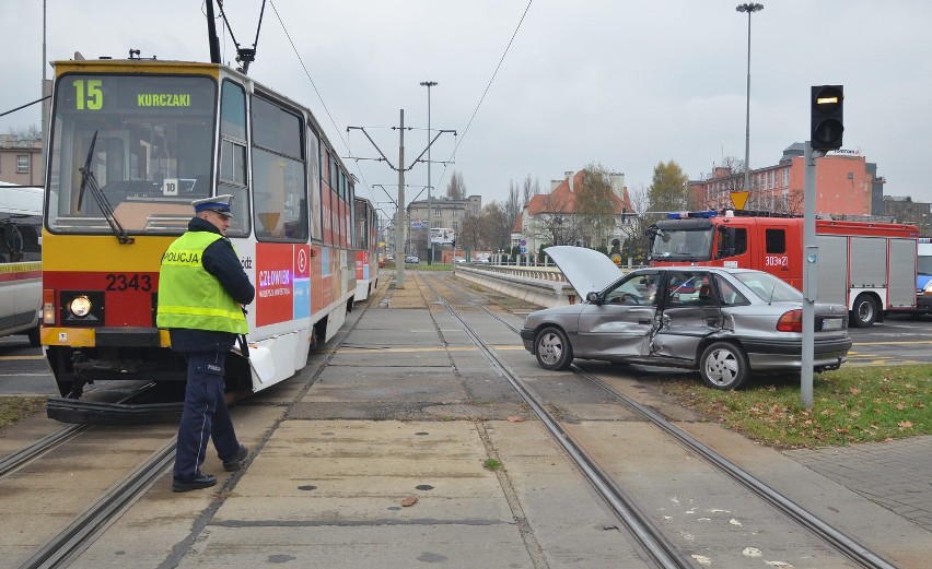 Zderzenie tramwaju z oplem na Żeromskiego w Łodzi