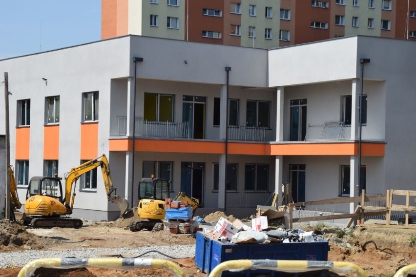 Budowa żłobka przy ulicy Batalionów Chłopskich w Radomiu. Wewnątrz trwają prace wykończeniowe, przygotowują plac pod parking. Zobacz zdjęcia