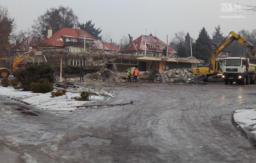 Trwa wyburzanie budynku pod nowe korty na Wojska Polskiego.