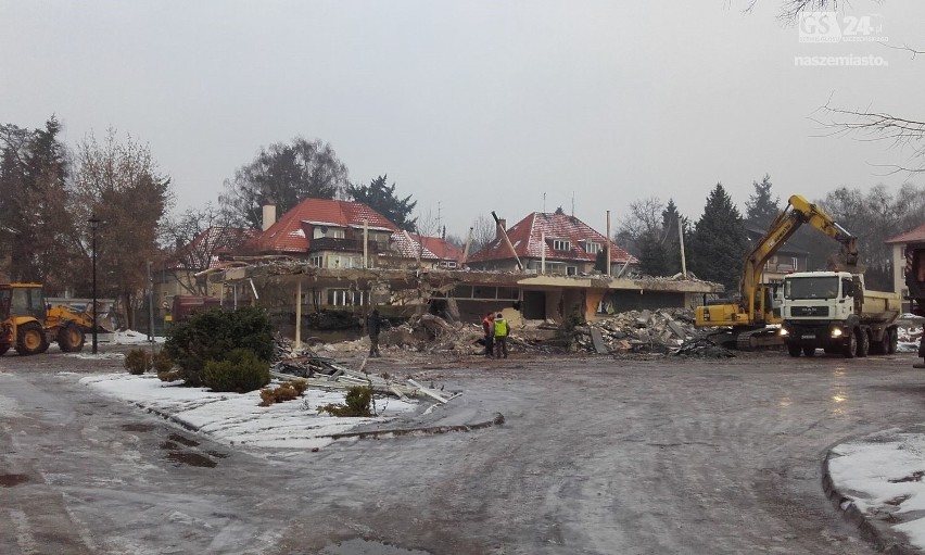 Trwa wyburzanie budynku pod nowe korty na Wojska Polskiego.