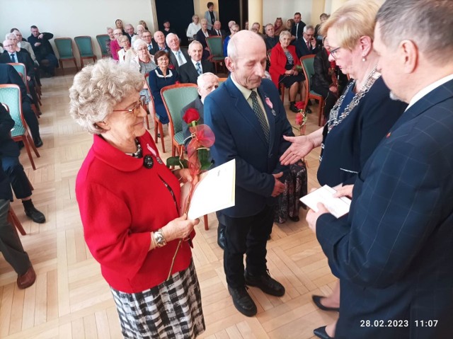 Wśród jubilatów, którzy przeżyli ze sobą 50 lat w związku małżeńskim byli Elżbieta i Stefan Dudzikowie, rodzice naszego kolegi redakcyjnego Mateusza Dudzika.  

Zobacz kolejne zdjęcia