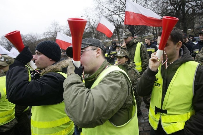 W Gdańsku - protest mundurowych przed Urzędem Wojewódzkim