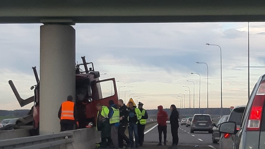 W ciężarówce wystrzeliła opona. Auto uderzyło w wiadukt