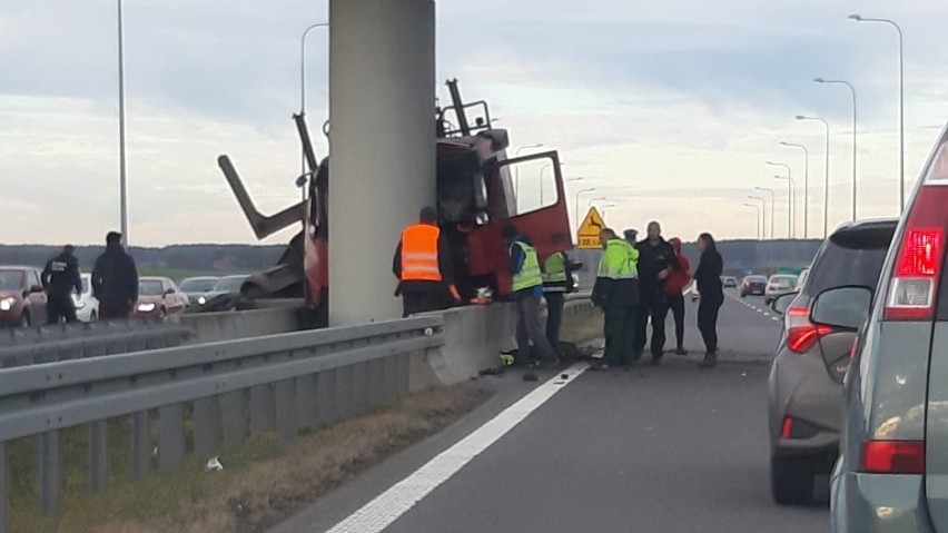 W ciężarówce wystrzeliła opona. Auto uderzyło w wiadukt