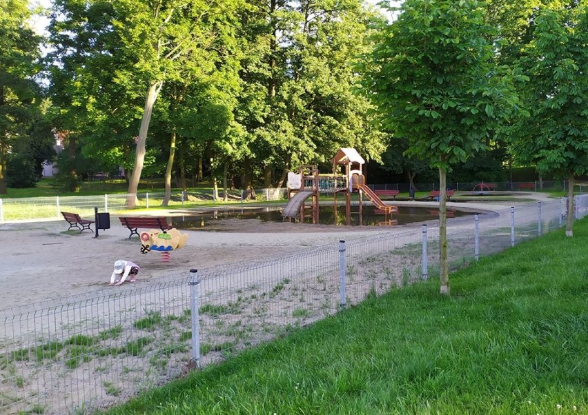Kałuże na placu zabaw w parku po czerwcowych ulewach