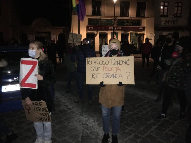 Protest kobiet przed komisariatem policji na ul. Szewskiej w Krakowie