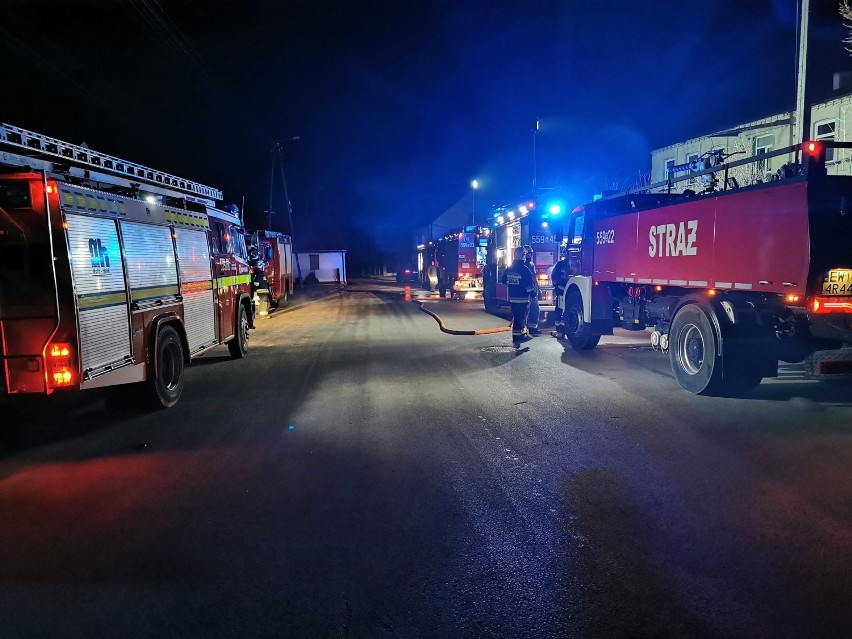 Nocny pożar w budynku wielorodzinnym w Skomlinie ZDJĘCIA