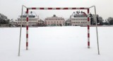 Zima na boiskach w Stargardzie. Piękna biała murawa. Lepienie bałwanów zamiast gry w piłkę ZDJĘCIA