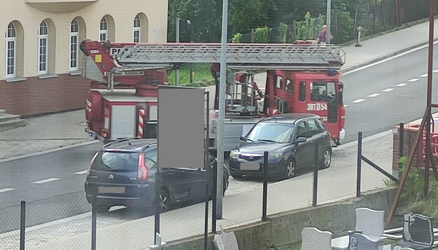 Mistrzynie parkowania z Wałbrzycha zaparkowały tak, że strażacy mieli problem z wjazdem do garażu [ZDJĘCIA]