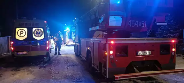 Pow. gliwicki: pożar domu jednorodzinnego w Toszku. Na skutek zdarzenia dwie osoby zostały poszkodowane