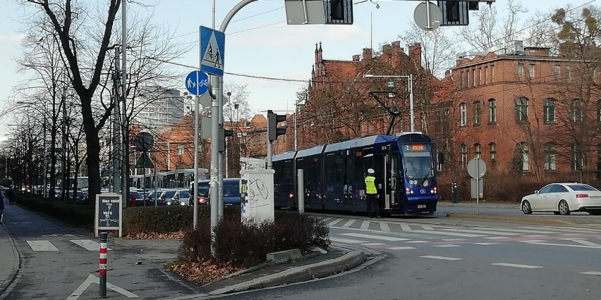 Wrocław. Popsuła się zwrotnica na moście Zwierzynieckim [OBJAZDY TRAMWAJÓW]