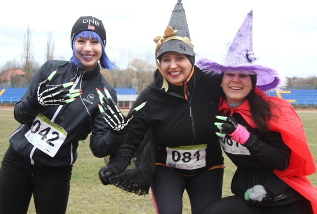 Od lewej: Kingę  Kucało, Joannę Wilkos i Martę Zębalę wprost rozpierała energia. Dziewczyny wystylizowane na Świętokrzyskie Czarownice nie mogły doczekać się początku biegu.