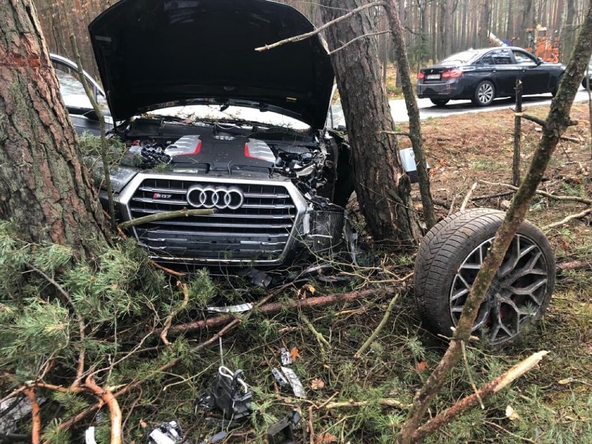Koło Polkowic kierowca kradzionym audi śmiertelnie potrącił pracownika służby drogowej. Sprawca porzucił auto i uciekł w las