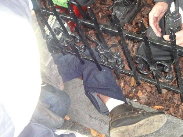 Nowy Sącz: strażacka akcja pod ratuszem. Noga utknęła pod ogrodzeniem