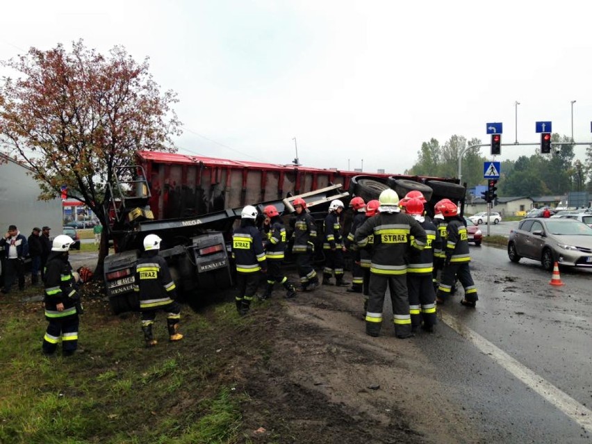 Wypadek na DK1 pod Romanowem [ZDJĘCIA]. Przewrócona ciężarówka
