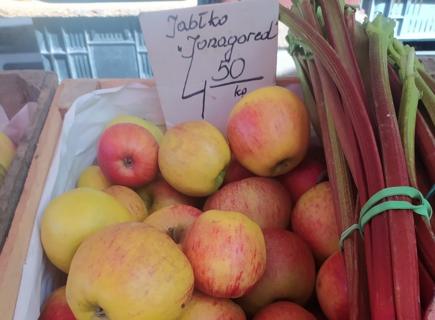 Ceny warzyw i owoców na głogowskim Zielonym Rynku. Kilogram truskawek kosztuje 24 zł, fasoli masłowej aż 35 zł, a młodej cebuli 10 zł!