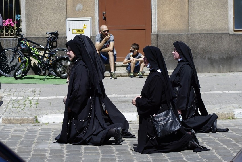 Ulicami Poznania przeszła w czwartek centralna procesja...