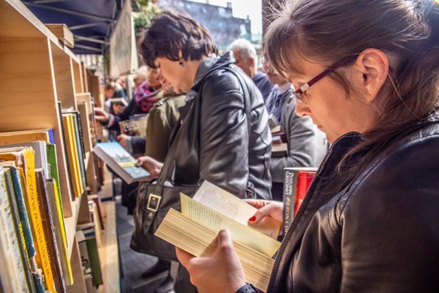 Giełda Książkowych Moli na ulicy Jagiellońskiej w Chorzowie ZDJĘCIA